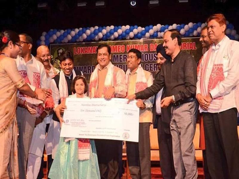 Harshita Bhattacharya, a student of Maharishi Vidya Mandir IV Guwahati was felicitated by the Chief Minister of Assam Sri Sarbananda Sonowal for her extraordinary achievement in the field of singing.
She had bagged Third position in the National Level singing competition 'Love Me India ' hoisted by &TV. She has made her debut as a playback singer in the Assamese Cinema 'Ratnaker' where she sang a duet with famous singer Zubin Garg. She is a student of only class 3 and has far to go.