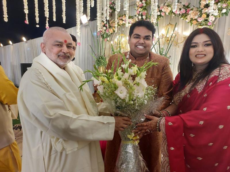 Ved Vidya Martand Brahmachari Girish ji has attended marriage reception of dear Alok and Shruti Shrivastava and given his blessings and best wishes.