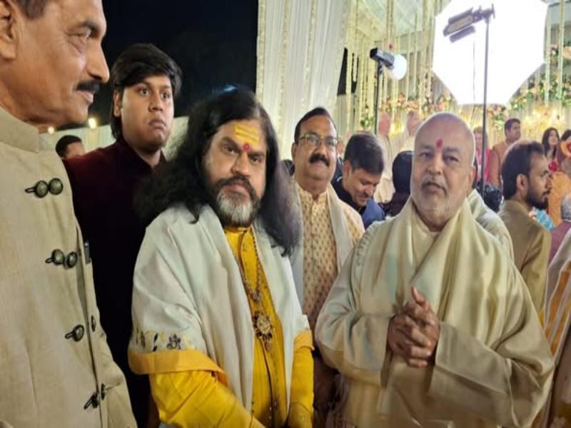 Ved Vidya Martand Brahmachari Girish ji has met Jagatguru Chitraguptapeethadheeshwar Swami Sadchitanand ji Maharaj.