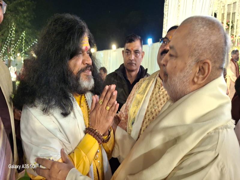 Ved Vidya Martand Brahmachari Girish ji has met Jagatguru Chitraguptapeethadheeshwar Swami Sadchitanand ji Maharaj.