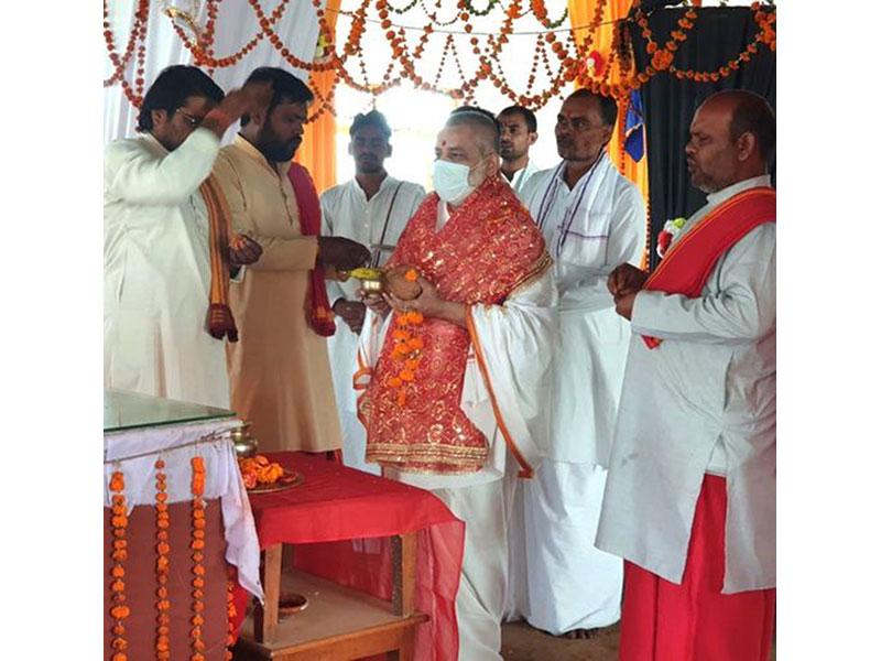 Vedic Pundits giving Prasad to Pujya Brahmachari Girish Ji