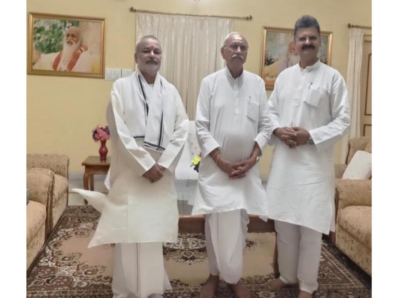 Honourable Shri Dinesh Ji, International Patron of Vishwa Hindu Parishad has visited Maharishi Ved Vigyan Vidyapeeth  and Maharishi Mahesh Yogi Vedic Vishwavidyalaya campus situated at Brahmsthan of India (Geographical Centre of India), village Karaundi, district Katni.