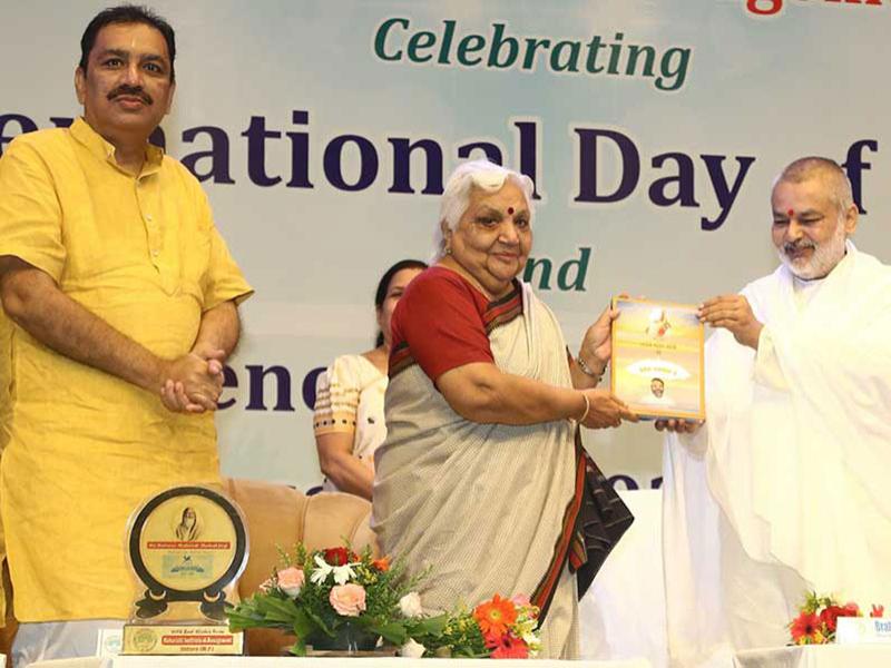 Brahmachari Dr. Girish ji, Chairman of the Educational Institute Group, expressed his views in the program organized to commemorate the International Day of Peace and the beginning of the academic session of Maharishi Institute of Management.