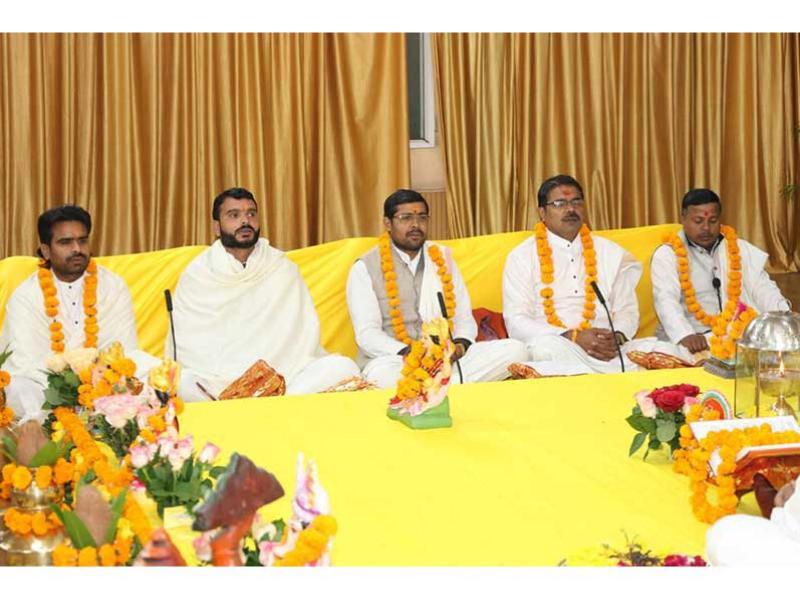 महर्षि संस्थान में अखण्ड रामायण पाठ 22 जनवरी को अयोध्या में श्रीरामलला के प्राणप्रतिष्ठा उत्सव के उपलक्ष्य में भोपाल के ब्रह्मानंद सरस्वती आश्रम स्थित राम मंदिर में पूजन एवम अखंड रामायण पाठ का आयोजन किया गया है । यह आयोजन 21 जनवरी से प्रारम्भ होकर 22 जनवरी को महाआरती के साथ पूर्ण होगा । इस अवसर पर महर्षि महेश योगी संस्थान के प्रमुख ब्रह्मचारी गिरीश जी सहित अनेक गणमान्य नागरिक और आस पास के क्षेत्र के श्रद्धालु भी रामायण पाठ का लाभ लेंगे । 21 जनवरी को प्रातः दस बजे आश्रम स्थित राम मंदिर में वैदिक पंडितों के द्वारा पूजा अर्चना के उपरांत महर्षि उत्सव भवन में संगीतमय रामायण पाठ का शुभारंभ हो गया। यह पाठ 22 जनवरी के प्रातः 10 बजे तक चलेगा । पाठ के बाद महाआरती का आयोजन होगा तत्पश्चात श्री राम प्रसाद भंडारा होगा । इस अवसर पर ब्रह्मचारी गिरीश जी ने कहा कि भगवान श्री रामलला के आयोध्या पुनरागमन पर सम्पूर्ण विश्व के वैदिकों और सनातनियों को अत्यंत प्रसन्नता है और उत्साह है। इस पुण्य अवसर पर भारत वर्ष के समस्त महर्षि संस्थानों में विभिन्न आयोजन किये गए हैं। मंदिर की स्थापना, विग्रह की प्राण प्रतिष्ठा और अयोध्या नगरी के विकास के साथ साथ राममय चेतना के विकास की परम् आवश्यकता है जो अष्टांग योग और महर्षि महेश योगी प्रणीत भावातीत ध्यान के नियमित अभ्यास से सम्भव है। कुछ शंकराचार्यों और राजनीतिक दलों द्वारा प्राणप्रतिष्ठा के मुहूर्त, विधान आदि पर प्रश्न उठाने और कार्यक्रम में सम्मिलित न होने के निर्णय के विषय पर पूछे जाने पर ब्रह्माचारी जी ने कहा कि प्रत्येक व्यक्ति अपनी अपनी बात रखने के लिये स्वतंत्र है। हमें विवादों को अधिक तूल नहीं देना चाहिए। शांति पूर्वक प्रभु राम जी की सेवा और भक्ति में लीन रहना चाहिए।
