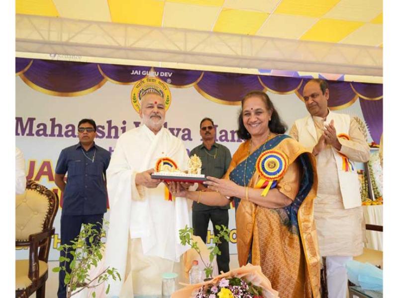 Brahmachari Dr. Girish Chandra Varma Ji, the Honourable Chairman of Maharishi Group of Institutions, graced the Silver Jubilee Celebrations of Maharishi Vidya Mandir, Kondapur, Hyderabad, on December 7, 2024, at the GMC Balayogi Athletic Stadium, Gachibowli, Hyderabad. The event also marked the school’s Annual Sports & Cultural Day, with more than 3000 students from Nursery to Class XII participating in various cultural and sports activities.
The program began with the lighting of the ceremonial lamp by Brahmachari Dr. Girish Ji, along with the school’s Principal, Mrs. Vasanthy Parasuraman, and Directors of Maharishi Vidya Mandir Schools Group, followed by Guru Pujan. Brahmachari Dr. Girish Ji then hoisted the sports flag, marking the commencement of the day’s events, which included a march past by the students led by the school’s NCC cadets.
The Principal, Mrs. Vasanthy Parasuraman, delivered the welcome address, highlighting the growth and achievements of Maharishi Vidya Mandir, Hyderabad, over the past 25 years and its reputation for quality education and discipline. This was followed by an address by Brahmachari Dr. Girish Ji, who congratulated the school on its milestone and praised the efforts of the students, staff, and parents in maintaining its excellence.
The event was attended by over 8000 parents and guests, who witnessed the celebrations and performances, making the occasion memorable and grand.
