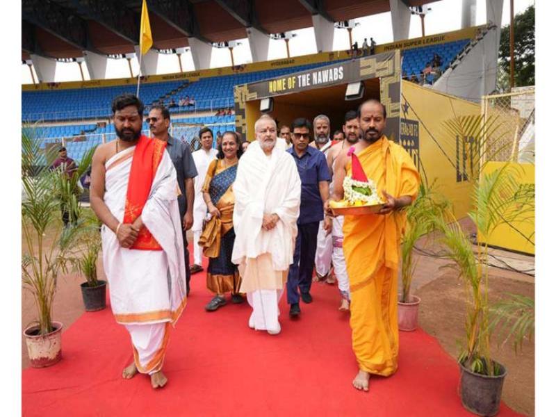 Brahmachari Dr. Girish Chandra Varma Ji, the Honourable Chairman of Maharishi Group of Institutions, graced the Silver Jubilee Celebrations of Maharishi Vidya Mandir, Kondapur, Hyderabad, on December 7, 2024, at the GMC Balayogi Athletic Stadium, Gachibowli, Hyderabad. The event also marked the school’s Annual Sports & Cultural Day, with more than 3000 students from Nursery to Class XII participating in various cultural and sports activities.
The program began with the lighting of the ceremonial lamp by Brahmachari Dr. Girish Ji, along with the school’s Principal, Mrs. Vasanthy Parasuraman, and Directors of Maharishi Vidya Mandir Schools Group, followed by Guru Pujan. Brahmachari Dr. Girish Ji then hoisted the sports flag, marking the commencement of the day’s events, which included a march past by the students led by the school’s NCC cadets.
The Principal, Mrs. Vasanthy Parasuraman, delivered the welcome address, highlighting the growth and achievements of Maharishi Vidya Mandir, Hyderabad, over the past 25 years and its reputation for quality education and discipline. This was followed by an address by Brahmachari Dr. Girish Ji, who congratulated the school on its milestone and praised the efforts of the students, staff, and parents in maintaining its excellence.
The event was attended by over 8000 parents and guests, who witnessed the celebrations and performances, making the occasion memorable and grand.
