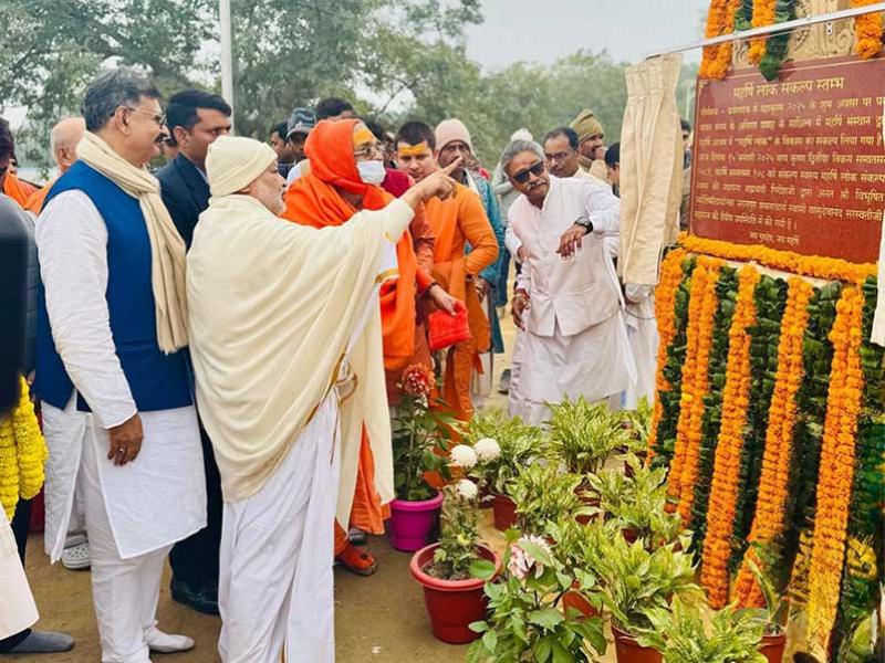 वेद विद्या मार्तण्ड ब्रह्मचारी गिरीश जी ने आज शुभ अभिजित मुहूर्त में महर्षि आश्रम संगम तट अरैल प्रयागराज में बहु प्रतीक्षित कैंटीन का उद्घाटन किया जिसका नाम संगम प्रसाद:  रखा गया है। इस अवसर पर बड़ी संख्या में वैदिक विद्वान, महर्षि संस्थान कार्यकर्ता और अतिथि उपस्थित थे। ब्रह्मचारी जी ने बताया कि यह कैंटीन आश्रम वासियों को उनके दैनिक उपयोग की वस्तुएं और खाद्य सामग्री किफायती मूल्य पर उपलब्ध कराएगी।