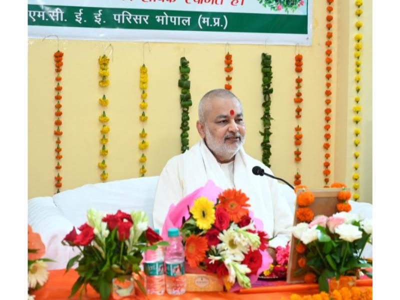 ब्रह्मचारी गिरीश जी ने संस्कृत शिक्षण के बारे में पारित प्रस्ताव का स्मरण कराया और अगले दो वर्षों में महर्षि संगठन के लगभग 10 लाख सदस्यों को प्रशिक्षित करने के लिए बड़ी संख्या में शिक्षकों के साथ ऐसे कई पाठ्यक्रमों की घोषणा की। महर्षि महेश योगी वैदिक विश्वविद्यालय के पूर्व कुलपति प्रो. भुवनेश शर्मा ने शिक्षकों को प्रेरित किया और कहा कि संस्कृत देव वाणी है और इससे व्यक्तित्व का विकास होता है और चेतना की उच्च अवस्थाओं का अनुभव भी होता है । ब्रह्मचारी जी ने इस पाठ्यक्रम के आयोजन और सभी व्यवस्थाओं के लिए श्री वी. आर. खरे जी, निदेशक संचार व जन संपर्क तथा संयुक्त निदेशिका श्रीमती आर्या नंदकुमार को धन्यवाद दिया । श्री खरे ने बताया कि बहुत जल्द ही अगला ऑनलाइन और आवासीय पाठ्यक्रम प्रारम्भ होगा। सभी पाठ्यक्रम प्रतिभागियों, डॉ. सत्यवाणी और श्रीमती देवकी, दोनों संस्कृत शिक्षिकाओं को प्रमाण पत्र, मिष्ठान, पुष्प और स्मृति चिन्ह देकर सम्मानित किया गया।