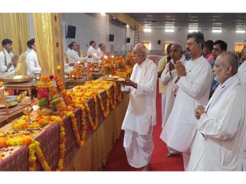 Honourable Shri Dinesh Ji, International Patron of Vishwa Hindu Parishad has visited Maharishi Ved Vigyan Vidyapeeth  and Maharishi Mahesh Yogi Vedic Vishwavidyalaya campus situated at Brahmsthan of India (Geographical Centre of India), village Karaundi, district Katni.