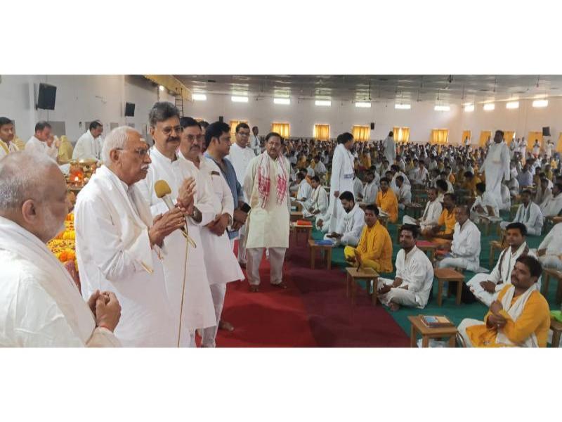 Honourable Shri Dinesh Ji, International Patron of Vishwa Hindu Parishad has visited Maharishi Ved Vigyan Vidyapeeth  and Maharishi Mahesh Yogi Vedic Vishwavidyalaya campus situated at Brahmsthan of India (Geographical Centre of India), village Karaundi, district Katni.