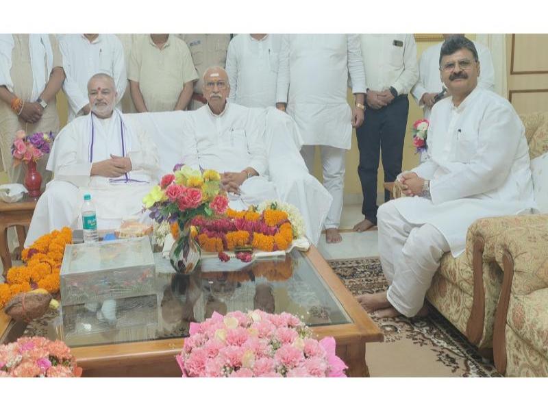 Honourable Shri Dinesh Ji, International Patron of Vishwa Hindu Parishad has visited Maharishi Ved Vigyan Vidyapeeth  and Maharishi Mahesh Yogi Vedic Vishwavidyalaya campus situated at Brahmsthan of India (Geographical Centre of India), village Karaundi, district Katni.