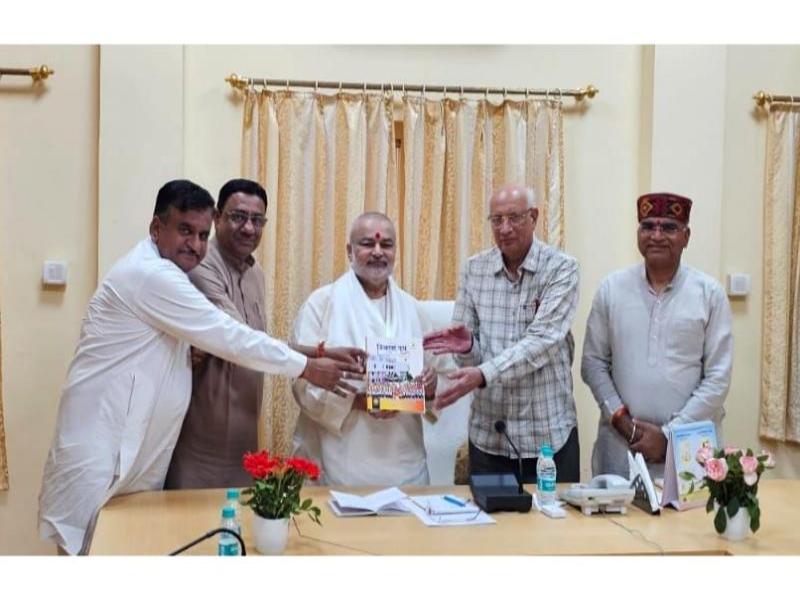 Honourable Shri Dinesh Ji, International Patron of Vishwa Hindu Parishad has visited Maharishi Ved Vigyan Vidyapeeth  and Maharishi Mahesh Yogi Vedic Vishwavidyalaya campus situated at Brahmsthan of India (Geographical Centre of India), village Karaundi, district Katni.