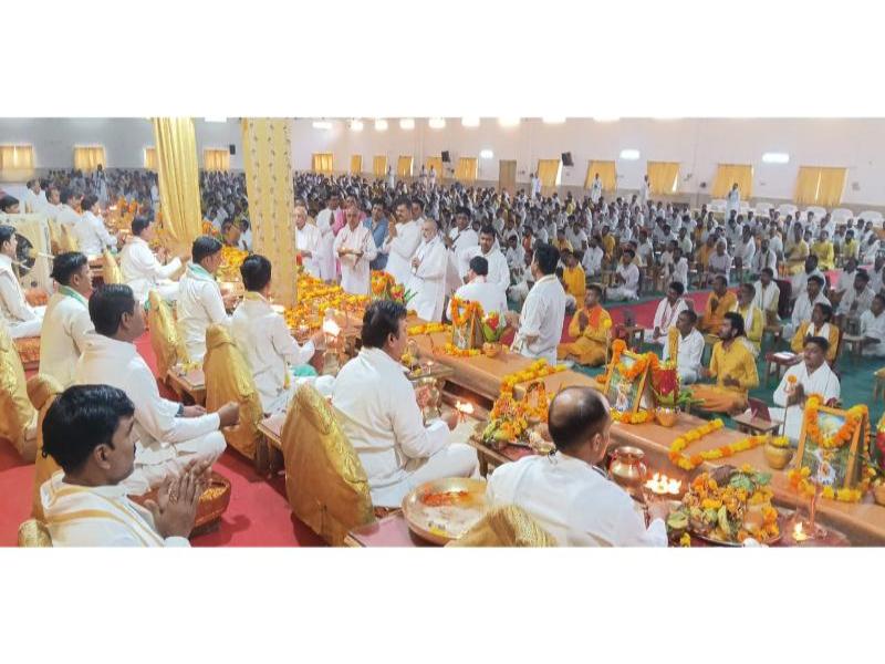 Honourable Shri Dinesh Ji, International Patron of Vishwa Hindu Parishad has visited Maharishi Ved Vigyan Vidyapeeth  and Maharishi Mahesh Yogi Vedic Vishwavidyalaya campus situated at Brahmsthan of India (Geographical Centre of India), village Karaundi, district Katni.