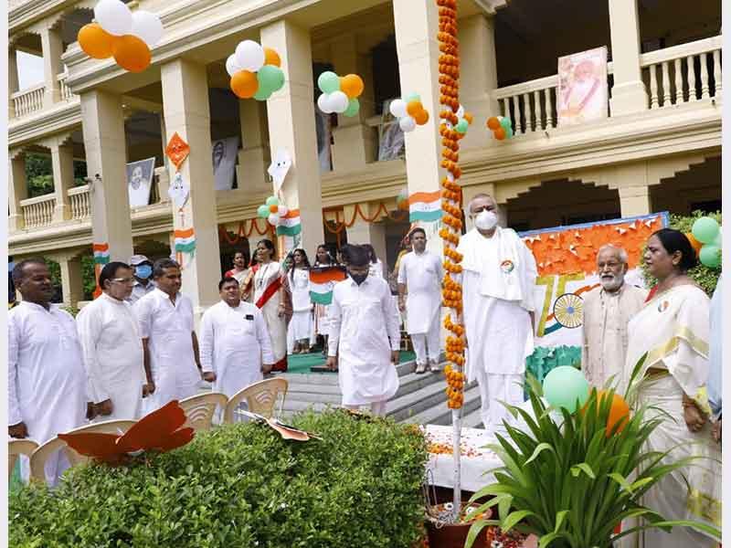 भारत के 75 वें स्वतंत्रता दिवस के अमृत महोत्सव के शुभ अवसर पर ब्रह्मचारी गिरीश जी, अध्यक्ष महर्षि शैक्षणिक संस्थान समूह ने महर्षि विद्या मंदिर नोएडा में ध्वजारोहण किया।