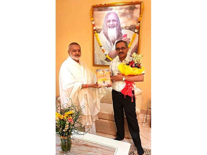Brahmachari Girish greeted reputed Doctor and Director of Bharadwaj Hospital Noida, Dr. V. A. Bharadwaj and presented his new book 