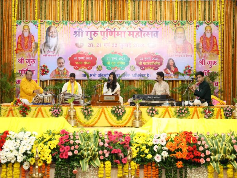 Three days Shri Guru Purnima Celebration started in all Maharishi Organisations of India today. The celebration started at Maharishi Mangalam Bhawan, Narmadapuram Road Bhopal in divine presence of Brahmachari Girish Ji, Group Chairman of Maharishi Educational Institutions and many other distinguished Leaders of Maharishi Organisation and dignitaries. Teachers and Students of Maharishi Schools at Bhopal have performed Bhajans on the theme of Guru. Ms Purbasha Banerjee from Kolkata with her team has given very sweet and divine performance of Bhajans. She has covered Guru Bhakti, Shri Raam and Shri Krishna Bhajans with some of Nirgun Bhajans. Her divine and sweet voice has enthralled the audience. On tabla Pundit Anup Ghosh, on Key Board Kaustub Rana, on Pakhawaj Pundit Manmohan Nayak and on Flute Shri Amar Bhola accompanied and fascinated everyone. Tomorrow on 21st July will be main Guru Purnima Celebration from 10.30 am. Celebrations are live on ramrajtv.in