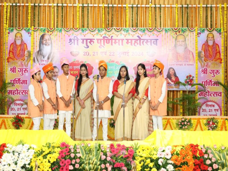 Three days Shri Guru Purnima Celebration started in all Maharishi Organisations of India today. The celebration started at Maharishi Mangalam Bhawan, Narmadapuram Road Bhopal in divine presence of Brahmachari Girish Ji, Group Chairman of Maharishi Educational Institutions and many other distinguished Leaders of Maharishi Organisation and dignitaries. Teachers and Students of Maharishi Schools at Bhopal have performed Bhajans on the theme of Guru. Ms Purbasha Banerjee from Kolkata with her team has given very sweet and divine performance of Bhajans. She has covered Guru Bhakti, Shri Raam and Shri Krishna Bhajans with some of Nirgun Bhajans. Her divine and sweet voice has enthralled the audience. On tabla Pundit Anup Ghosh, on Key Board Kaustub Rana, on Pakhawaj Pundit Manmohan Nayak and on Flute Shri Amar Bhola accompanied and fascinated everyone. Tomorrow on 21st July will be main Guru Purnima Celebration from 10.30 am. Celebrations are live on ramrajtv.in