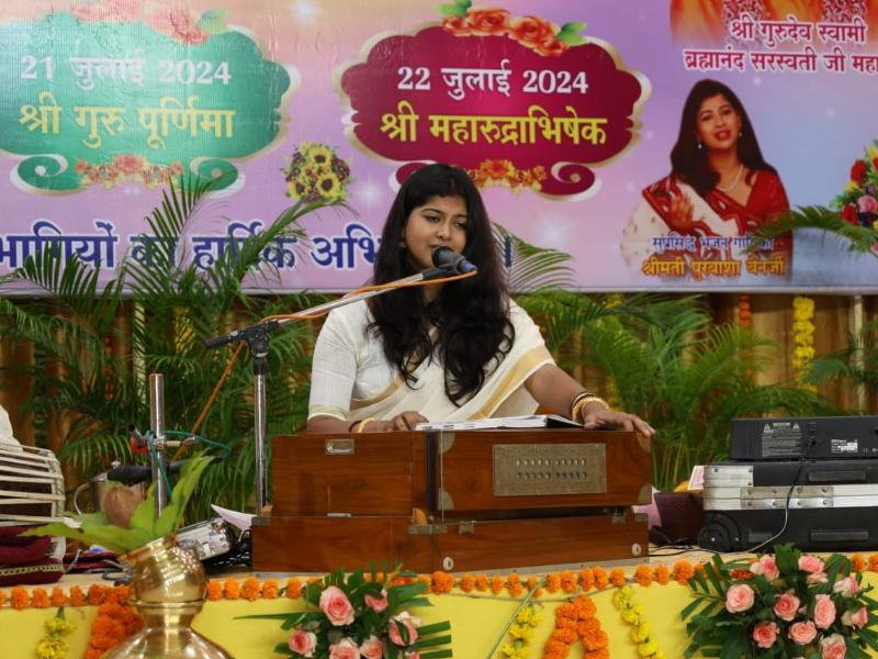 Three days Shri Guru Purnima Celebration started in all Maharishi Organisations of India today. The celebration started at Maharishi Mangalam Bhawan, Narmadapuram Road Bhopal in divine presence of Brahmachari Girish Ji, Group Chairman of Maharishi Educational Institutions and many other distinguished Leaders of Maharishi Organisation and dignitaries. Teachers and Students of Maharishi Schools at Bhopal have performed Bhajans on the theme of Guru. Ms Purbasha Banerjee from Kolkata with her team has given very sweet and divine performance of Bhajans. She has covered Guru Bhakti, Shri Raam and Shri Krishna Bhajans with some of Nirgun Bhajans. Her divine and sweet voice has enthralled the audience. On tabla Pundit Anup Ghosh, on Key Board Kaustub Rana, on Pakhawaj Pundit Manmohan Nayak and on Flute Shri Amar Bhola accompanied and fascinated everyone. Tomorrow on 21st July will be main Guru Purnima Celebration from 10.30 am. Celebrations are live on ramrajtv.in