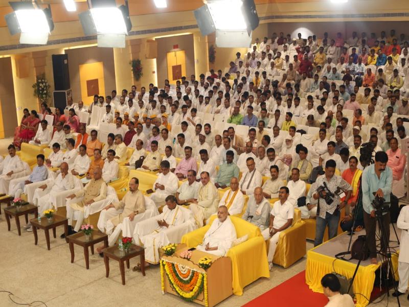 Three days Shri Guru Purnima Celebration started in all Maharishi Organisations of India today. The celebration started at Maharishi Mangalam Bhawan, Narmadapuram Road Bhopal in divine presence of Brahmachari Girish Ji, Group Chairman of Maharishi Educational Institutions and many other distinguished Leaders of Maharishi Organisation and dignitaries. Teachers and Students of Maharishi Schools at Bhopal have performed Bhajans on the theme of Guru. Ms Purbasha Banerjee from Kolkata with her team has given very sweet and divine performance of Bhajans. She has covered Guru Bhakti, Shri Raam and Shri Krishna Bhajans with some of Nirgun Bhajans. Her divine and sweet voice has enthralled the audience. On tabla Pundit Anup Ghosh, on Key Board Kaustub Rana, on Pakhawaj Pundit Manmohan Nayak and on Flute Shri Amar Bhola accompanied and fascinated everyone. Tomorrow on 21st July will be main Guru Purnima Celebration from 10.30 am. Celebrations are live on ramrajtv.in