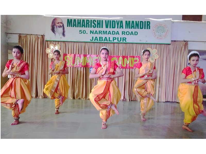 MVM Narmada Road, Jabalpur organises Summer Camp 2022.
Grand Opening Ceremony Summer Camp organised on 28th April 22 at Maharishi Vidya Mandir Narmada Road, Jabalpur. 
Popular ZeeTV  &  Star plus Singing Star Ku Ratnika Shrivastav was the special attraction to the ceremony. 
Skipping show of the young girls representing National games & Demo instrumental performance of guitarist & synthesizer player was spell bounding. 
Coaches of Dance free style & classical, Coding, Drawing-painting,  Skating,  Volleyball, Table-Tennis, Spoken English, T. M. & Yoga were greeted with flowers by the principal of the school Mrs Mamta Bhattacharjee. 
Summer camp will be conducted under the incharge ship of Mrs Varsha Bhor.