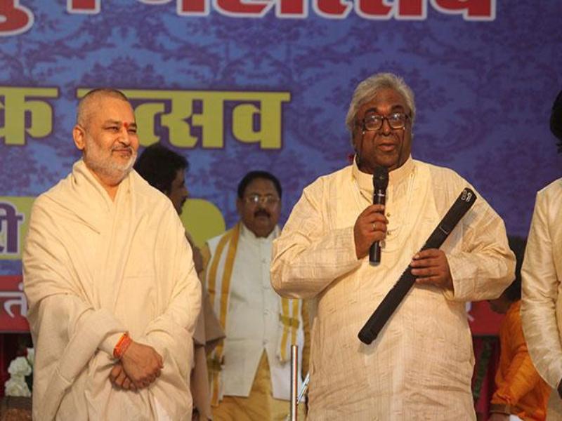 Pundit Amarnath Ji is presenting flute to Brahmachari Girish Ji during Sanskriti Diwas Celebration 2019.