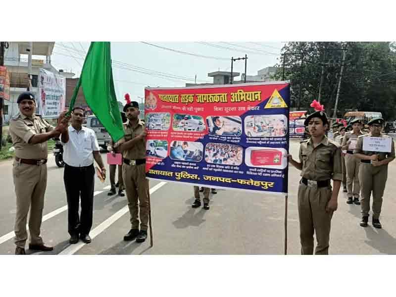 MVM Fatehpur Principal Shri Pramod Tripathi with City C.O.  Sh.G. D. Mishraji flagged of Road safely rules campaign Launched by district Police.
